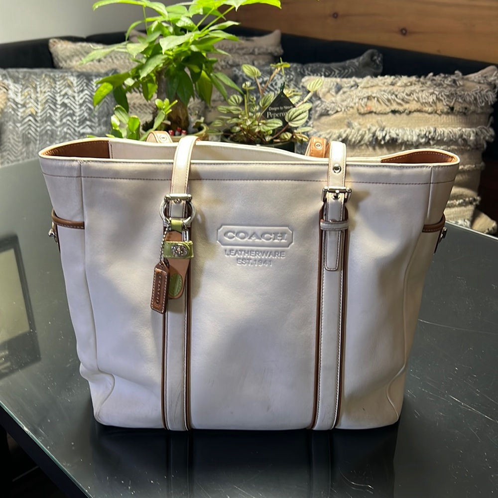 Coach bag Large tote comes with key chain